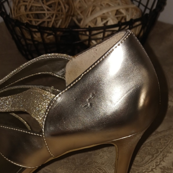 Fioni Gold Open Toed Heels Size 9 - Picture 9 of 12